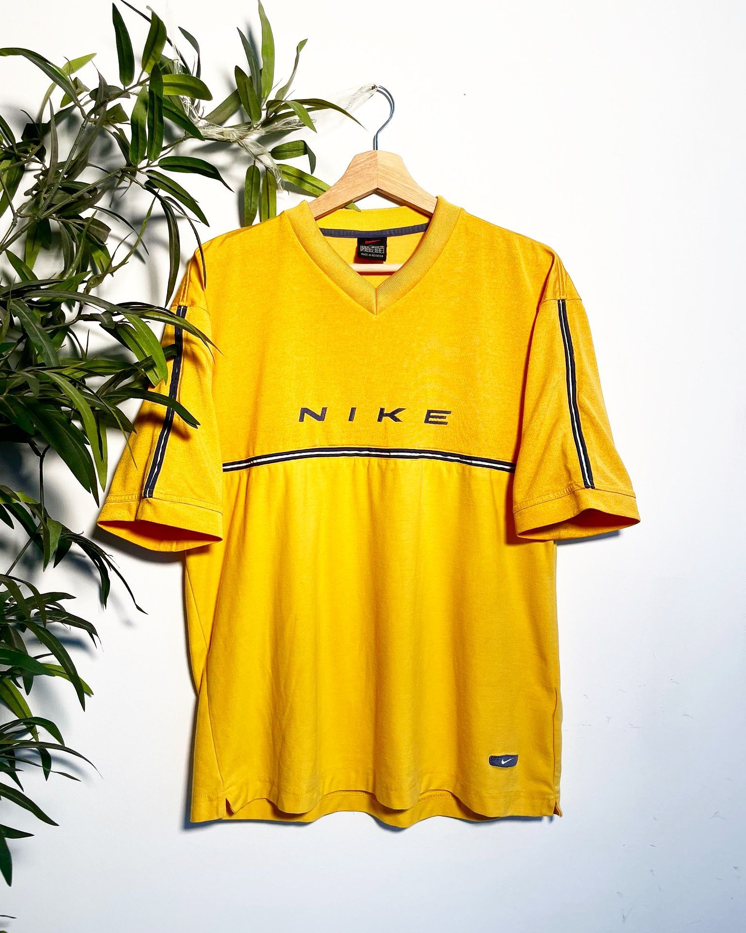 Nike Vintage 90 s Tee. Mahalo vintage